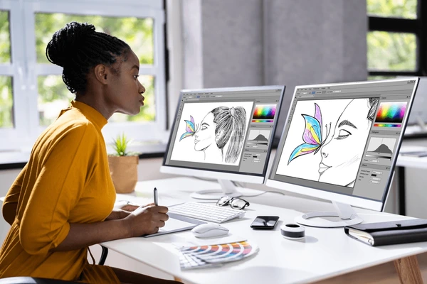 african-designer-woman-working-on-600nw-2043167285 CRÉATION DE LOGO